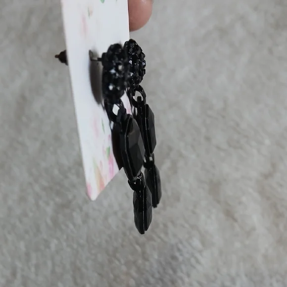 Elegant Black Dangle Earrings - Picture 2 of 4